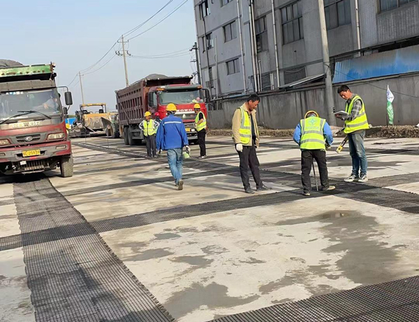 邹城老材料的新故事：玻璃纤维土工格栅如何在‘白改黑’浪潮中重获新生？